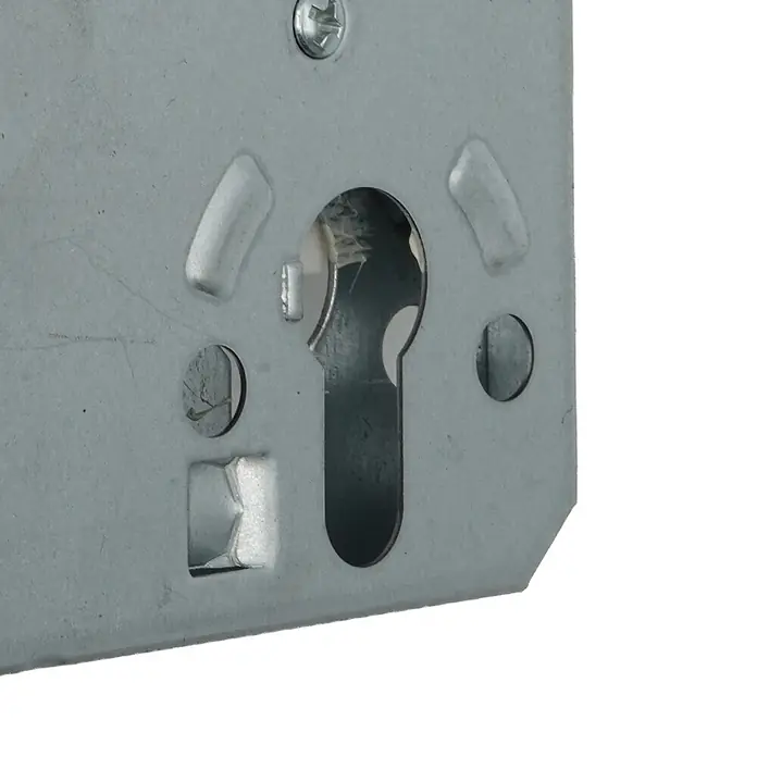 Bever Einsteckschloss mit Flüsterfalle - Zylinderschlüssel, Dornmaß: 55 mm, Links, Stulpbreite: 24 mm, Stulpform: Eckig - Silbergrauer Metallschlossmechanismus mit Schlüsselloch und Befestigungspunkten.