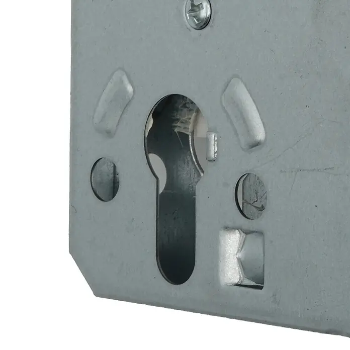 Bever Einsteckschloss mit Flüsterfalle - Zylinderschlüssel, Dornmaß: 55 mm, Rechts, Stulpbreite: 24 mm, Stulpform: Eckig - Silbergraue Metallplatte für ein Schloss mit Schlüssellochausschnitt, Schraube und geprägten Details.