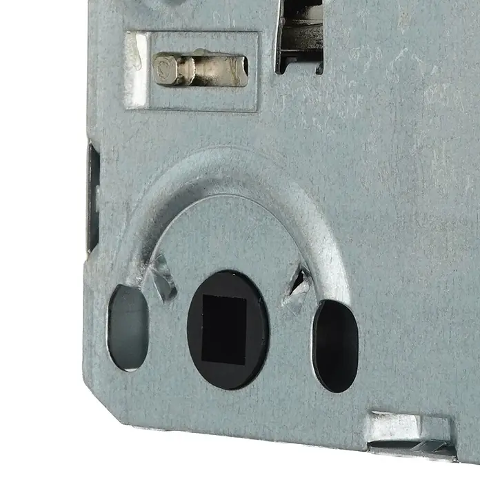 Bever Einsteckschloss mit Flüsterfalle - WC-Verriegelung, Dornmaß: 55 mm, Rechts, Stulpbreite: 24 mm, Stulpform: Eckig - Silbernes Metallteil mit Zylinderstift, Vierkantantrieb und zwei ovalen Öffnungen, ein Verschlussmechanismus.