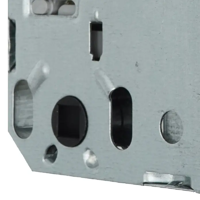 Bever Einsteckschloss mit Magnetfalle - WC-Verriegelung, Dornmaß: 55 mm, Rechts, Stulpbreite: 20 mm, Stulpform: Rund - Silbergraues Metallbauteil mit verschiedenen Löchern und Aussparungen, einschließlich eines zentralen Vierkanteinsatzes.