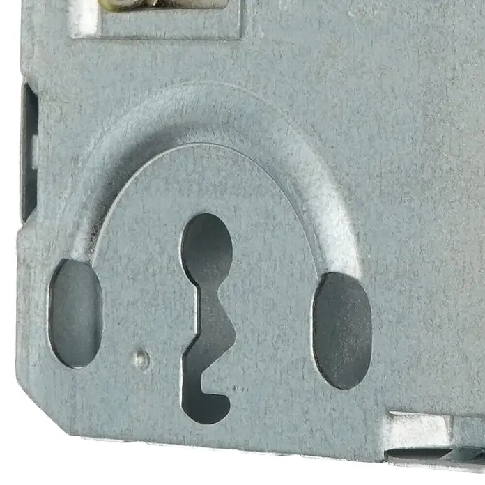 Bever Einsteckschloss mit Flüsterfalle - Buntbartschlüssel, Dornmaß: 55 mm, Rechts, Stulpbreite: 24 mm, Stulpform: Eckig - Silberfarbene Metallmontageplatte mit zentralem Schlüsselloch und zwei ovalen Schlitzen zum Aufhängen.
