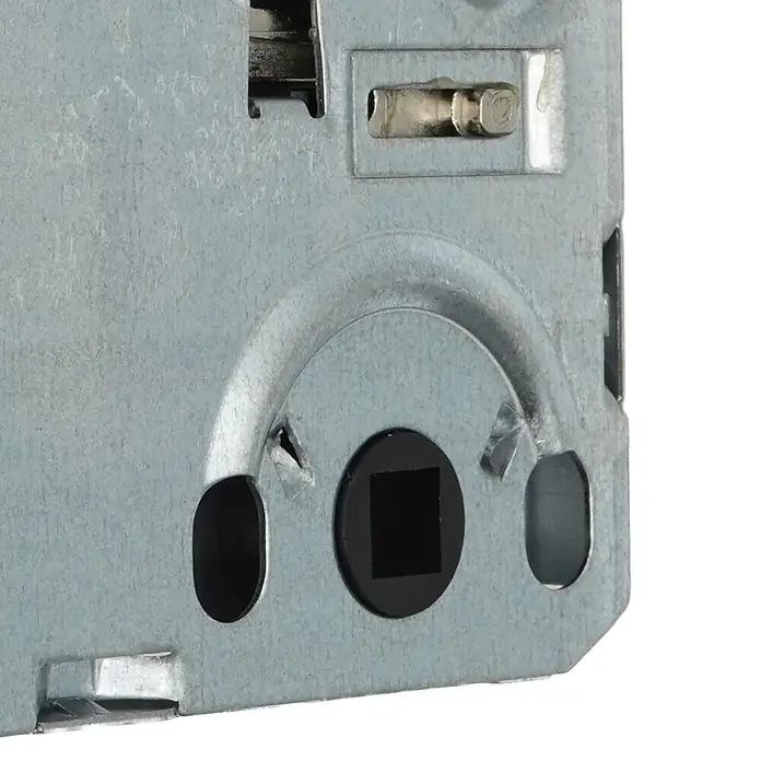 Bever Einsteckschloss mit Flüsterfalle - WC-Verriegelung, Dornmaß: 55 mm, Links, Stulpbreite: 24 mm, Stulpform: Eckig - Nahaufnahme eines silbergrauen Metall-Schlossmechanismus mit Vierkantloch, ovalem Loch und Zylinderstift in einem Schlitz.
