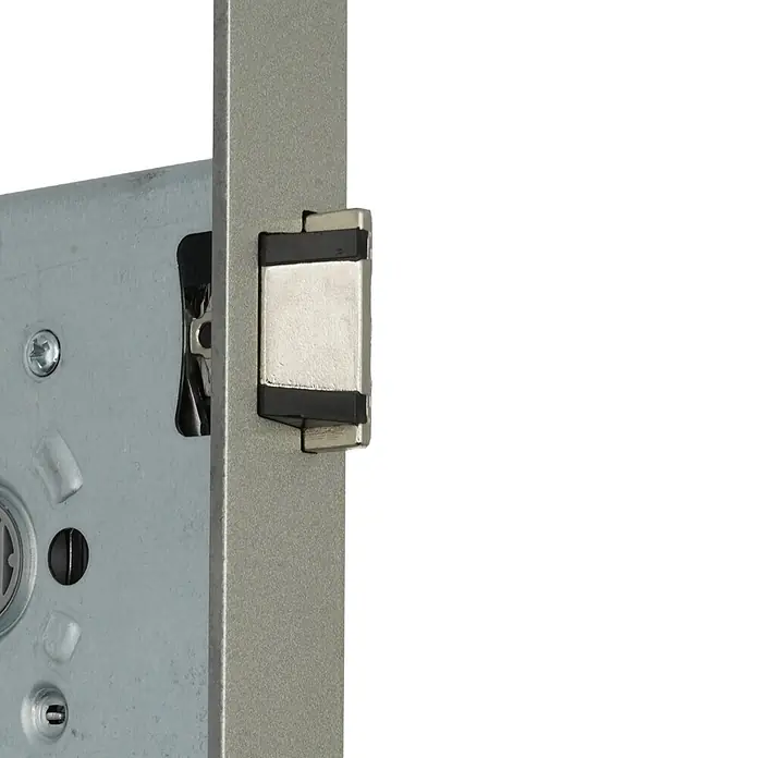 Bever Einsteckschloss mit Flüsterfalle - Zylinderschlüssel, Dornmaß: 55 mm, Rechts, Stulpbreite: 24 mm, Stulpform: Eckig - Silberfarbener Türschlossmechanismus aus Metall mit schwarzen Kunststoffdetails, zeigt die Falle und Teile des Schlosskastens.