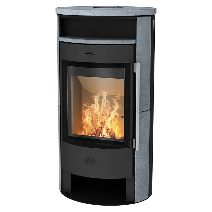 Fireplace Kaminofen Durango - 6 kW, Raumheizvermögen: 108 m³, Material Verkleidung: Speckstein, Schwarz - Moderner Kaminofen mit dunklem Metallkorpus und heller Steinverkleidung, mit einer Glastür, die aktive Flammen zeigt.