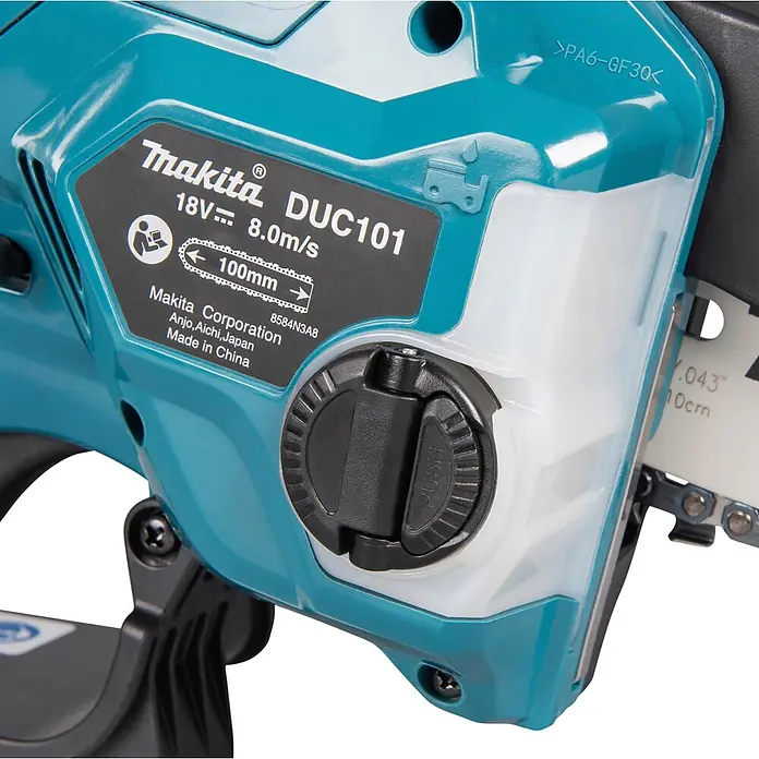 Makita LXT 18V Einhand-Akku-Kettensäge DUC101RX06 - 18 V, Li-Ionen, 2 Akkus, Schwertlänge: 10 cm - Nahaufnahme einer türkisfarbenen Makita DUC101 Kettensäge mit Produktetikett und transparentem Öltank mit schwarzem Deckel.