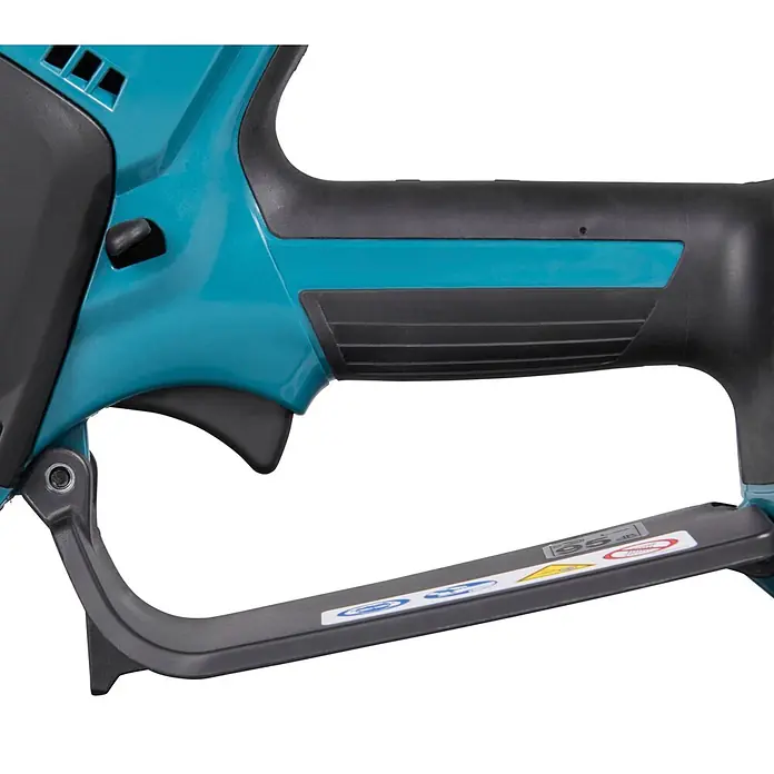 Makita LXT 18V Einhand-Akku-Kettensäge DUC101RX06 - 18 V, Li-Ionen, 2 Akkus, Schwertlänge: 10 cm - Türkis-schwarzer Elektrowerkzeuggriff mit Abzug, Sicherheitstaste und vorderem Schutzbügel mit Warnetiketten.