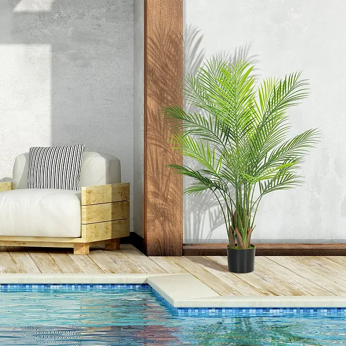 Homcom Kunstpflanze Lebensechtes Design -  - Eine leuchtend grüne Topfpalme auf einer Holzterrasse neben einem Swimmingpool, die einen entspannenden Außenbereich verschönert.