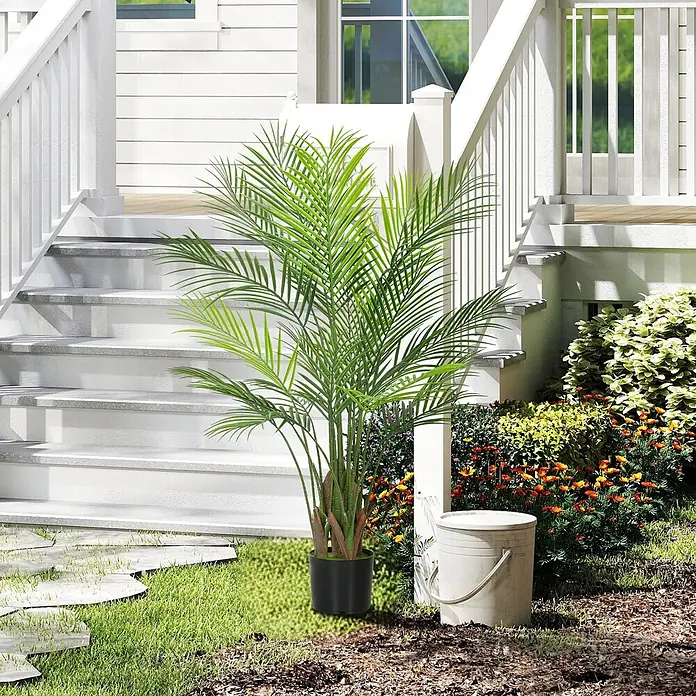 Homcom Kunstpflanze Lebensechtes Design -  - Große künstliche Palme mit grünen Blättern und braunen Stämmen im schwarzen Topf, neben weißen Hausstufen im Garten.