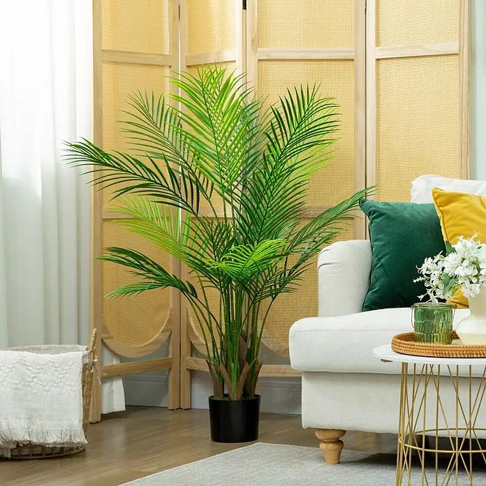 Homcom Kunstpflanze Lebensechtes Design -  - Eine künstliche Areca-Palme mit grünen Wedeln in einem schwarzen Topf, platziert in einem Wohnzimmer neben einem Sofa.