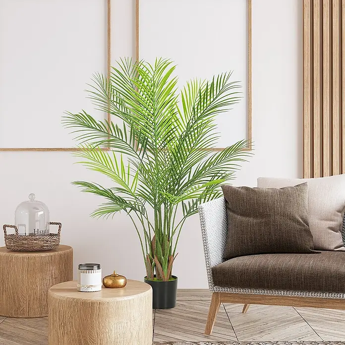 Homcom Kunstpflanze Lebensechtes Design -  - Eine lebendige grüne Topfpalme in einem schwarzen Topf, die eine moderne Wohnzimmerdekoration bereichert.