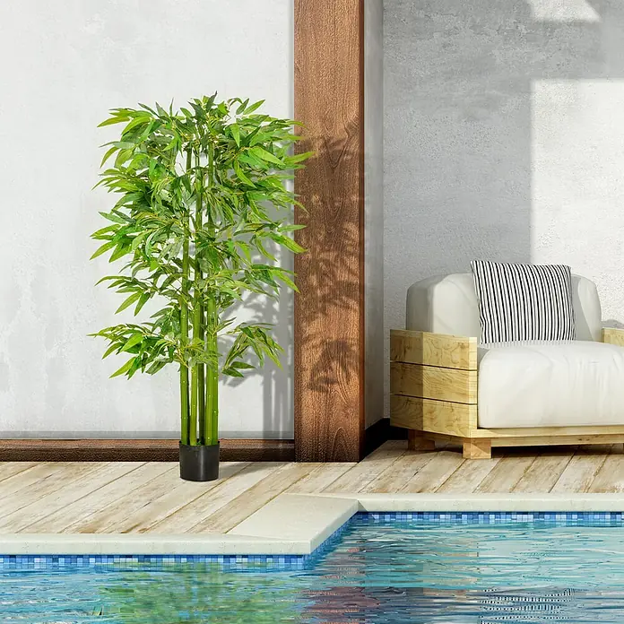 Homcom Kunstpflanze Hochwertigkeit, die strahlt -  - Große künstliche Bambuspflanze mit üppigen grünen Blättern in schwarzem Topf, neben einem Pool platziert.