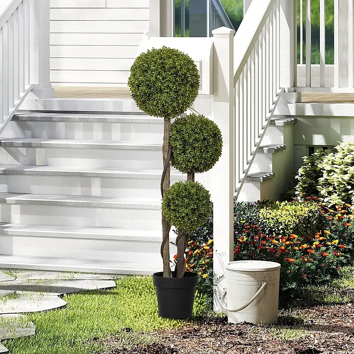 Homcom Kunstpflanze Natürlicher Look -  - Dreistufiger künstlicher Buchsbaum im schwarzen Topf, neben weißen Verandastufen in einer Gartenumgebung platziert.