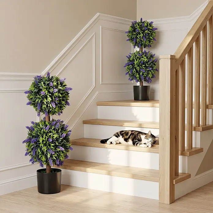 Homcom Kunstpflanze Lebendiges Design -  - Künstliche Lavendel-Kugelbäume in schwarzen Töpfen, auf einer Holztreppe präsentiert.