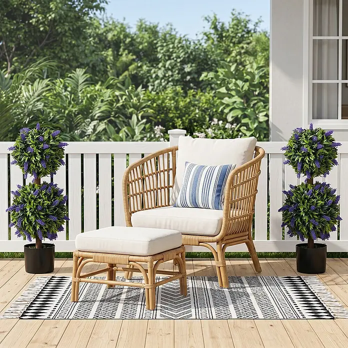 Homcom Kunstpflanze Lebendiges Design -  - Outdoor-Set mit Rattan-Sessel, Hocker, cremefarbenen Kissen, gestreiftem Kissen, zwei Lavendelpflanzen und geometrischem Teppich auf Holzterrasse.