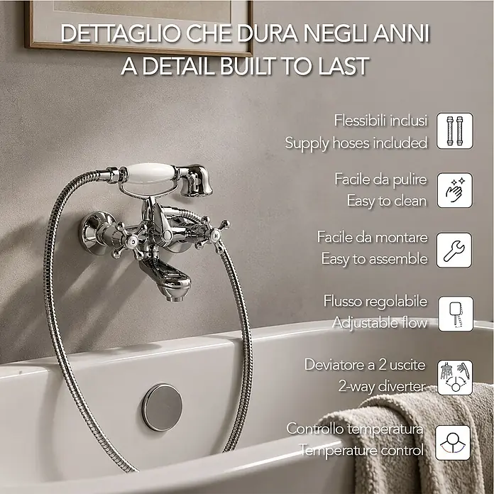 Kiamami Valentina Badewannenarmatur - Silber - Klassische verchromte Badewannenarmatur mit weißem Griff und Brauseschlauch, in einer weißen Badewanne.