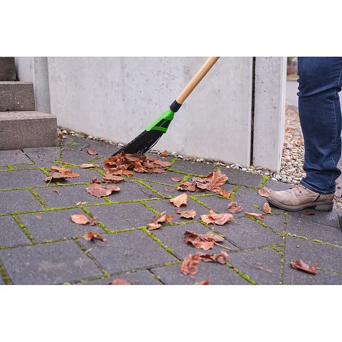 Gardol Rechenbesen Power - Arbeitsbreite: 22 cm, Polypropylen, Kunststoff, Holz - Anwendungsbeispiel