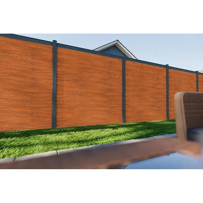 Deutsche Zauntechnik Zaun-Set Vidual Snap - 23,06 x 1,77 m, Light Oak, Einbetonieren - Sichtschutzzaun mit rotbraunen Holzpaneelen und dunkelgrauen Pfosten, als moderne Begrenzung im sonnigen Garten.