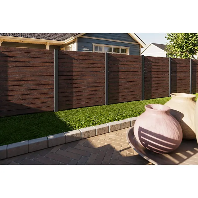 Deutsche Zauntechnik Zaun-Set Vidual Pure - B x H: 1,84 x 1,76 m, Dark Oak, Einbetonieren - Dunkelbrauner Komposit-Sichtschutzzaun mit horizontalen Paneelen und dunkelgrauen Pfosten im Garten.