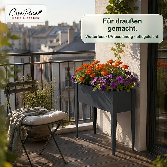 Floordirekt Hochbeet Timo Anthrazit 100 x 30 x 80 cm - 30 x 100 x 80 cm, Metall, Anthrazit - Hoher, dunkelgrauer Pflanzkasten mit Beinen, gefüllt mit bunten Blumen auf einem Balkon.