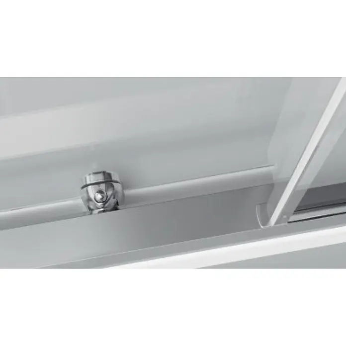 FRASCIO New Tecnology Eckdusche 65 x 70 cm - Verchromt, Chrom, Stärke: 6 mm - Kompakte, verchromte Kuppelarmatur, an einer weißen Überkopfstruktur montiert.