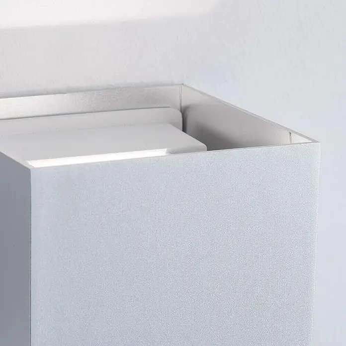 Orion Leuchten LED-Außenwandleuchte Cube - 6 W, 10 x 10 x 10 cm, Silber, Klar, IP54 - Hellgraue, texturierte, rechteckige Wandleuchte, montiert und Licht nach oben abgebend.
