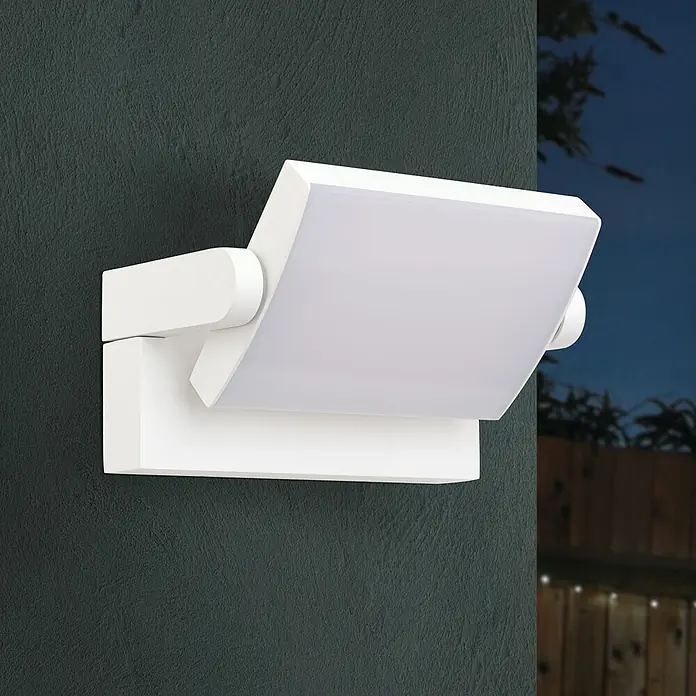 Orion Leuchten LED-Außenwandleuchte Ginger - 21 W, 16 x 21 x 10 cm, Weiß, Opal, IP54 - Weiße verstellbare Außenwandleuchte, an dunkler Wand montiert, beleuchtet eine Abendszene.