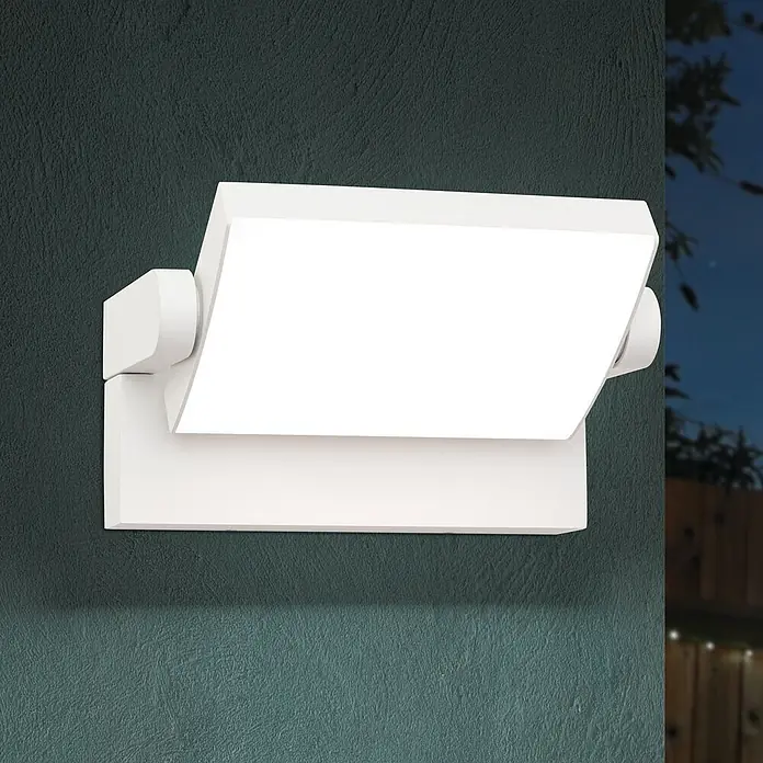Orion Leuchten LED-Außenwandleuchte Ginger - 21 W, 16 x 21 x 10 cm, Weiß, Opal, IP54 - Weiße, beleuchtete Außenwandleuchte an dunkler strukturierter Wand bei Nacht.