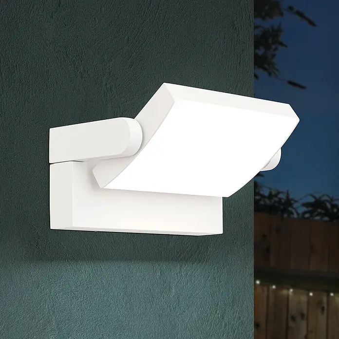 Orion Leuchten LED-Außenwandleuchte Ginger - 21 W, 16 x 21 x 10 cm, Weiß, Opal, IP54 - Weiße verstellbare Außenwandleuchte an dunkler Wand, beleuchtet einen Garten bei Nacht.