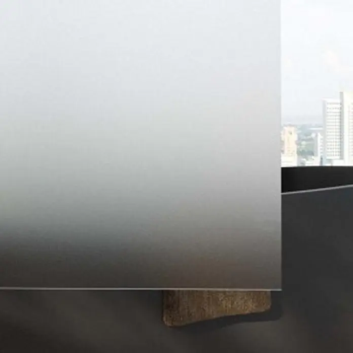 FRASCIO New Tecnology Eckdusche 100 x 155 cm - Verchromt, Chrom, Stärke: 6 mm - Milchglasfolie für Fenster mit Hell-Dunkel-Verlauf, bietet Sichtschutz und zeigt teilweise Stadtgebäude.