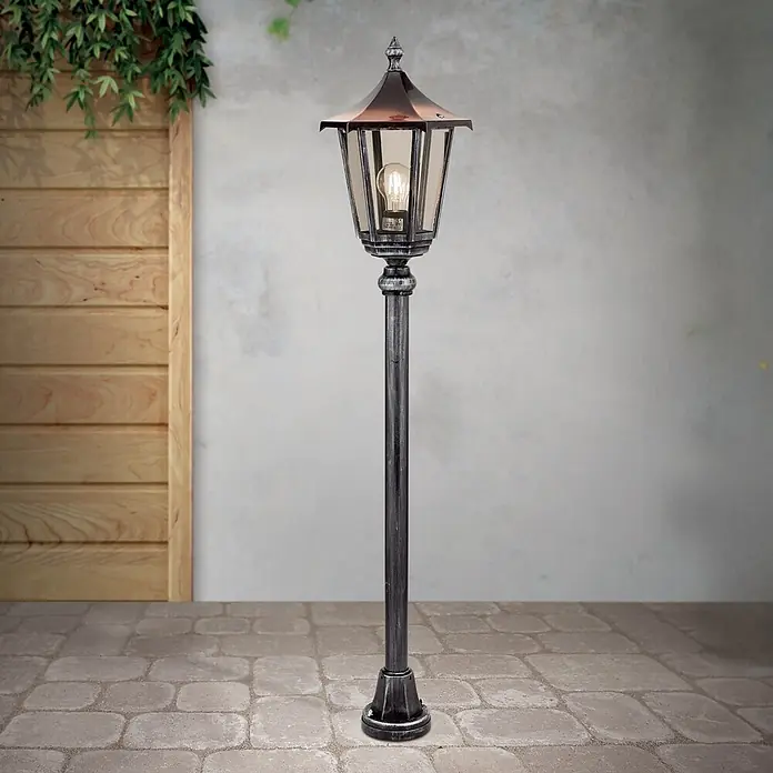 Orion Leuchten Außenlaterne Hermine H 116 cm -  - Außenlaterne mit kupferfarbener Haube und dunklem, texturiertem Metallpfosten auf gepflasterter Fläche.