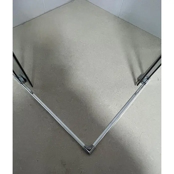 FRASCIO New Tecnology Eckdusche 75 x 70 cm - Verchromt, Chrom, Stärke: 6 mm - Verchromter Duschkabinenrahmen bildet eine Ecke auf einem Fliesenboden.