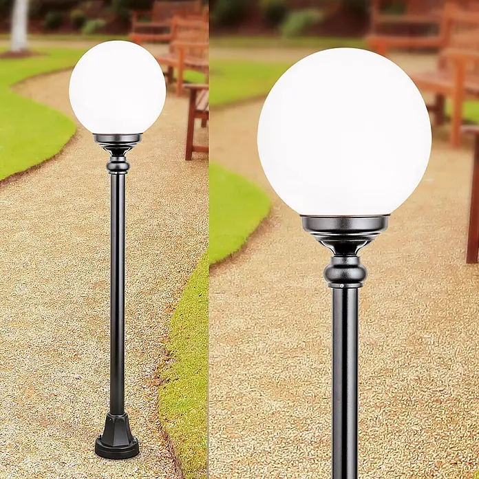 Orion Leuchten Außenlaterne Reika - 60 W, Farbe Gehäuse: Schwarz, 25 x 25 x 110 cm, Ohne Leuchtmittel - Eine schwarze Pollerleuchte mit weißer Kugel beleuchtet einen Gartenweg.