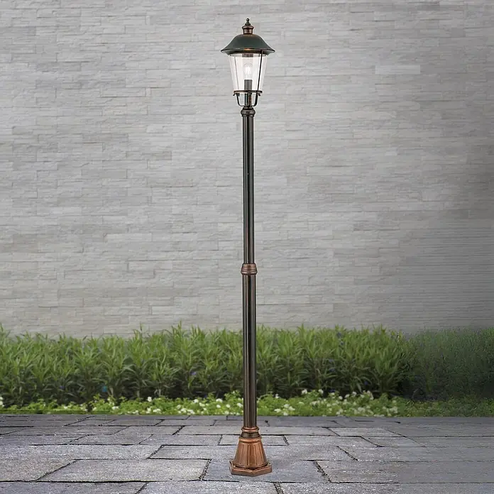 Orion Leuchten Außenlaterne Kenzo - 60 W, Farbe Gehäuse: Kupfer, 25 x 25 x 216 cm, Ohne Leuchtmittel - Hoher, verzierter Außenlaternenpfahl in Dunkelbronze mit klarem Glasschirm, auf Steinplatten stehend.