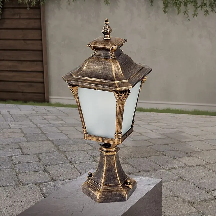 Orion Leuchten Außenlaterne Aiko - 60 W, Farbe Gehäuse: Bronze, 23 x 23 x 59 cm, Ohne Leuchtmittel - Antike bronzene Außenstandleuchte mit mattierten Glasscheiben auf Steinsockel im Außenbereich.