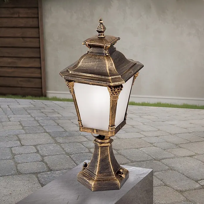 Orion Leuchten Außenlaterne Aiko - 60 W, Farbe Gehäuse: Bronze, 23 x 23 x 59 cm, Ohne Leuchtmittel - Eine bronzefarbene Außen-Sockelleuchte mit mattierten Glasscheiben, für Terrassenbeleuchtung.