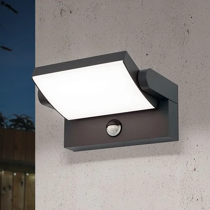 Orion Leuchten LED-Sensor-Außenwandleuchte Ginger - 21 W, L x B x H: 16 x 21 x 10 cm, Anthrazit, Opal, Warmweiß - Anthrazitfarbene LED-Außenwandleuchte mit Bewegungssensor, dunklen Außenbereich beleuchtend.