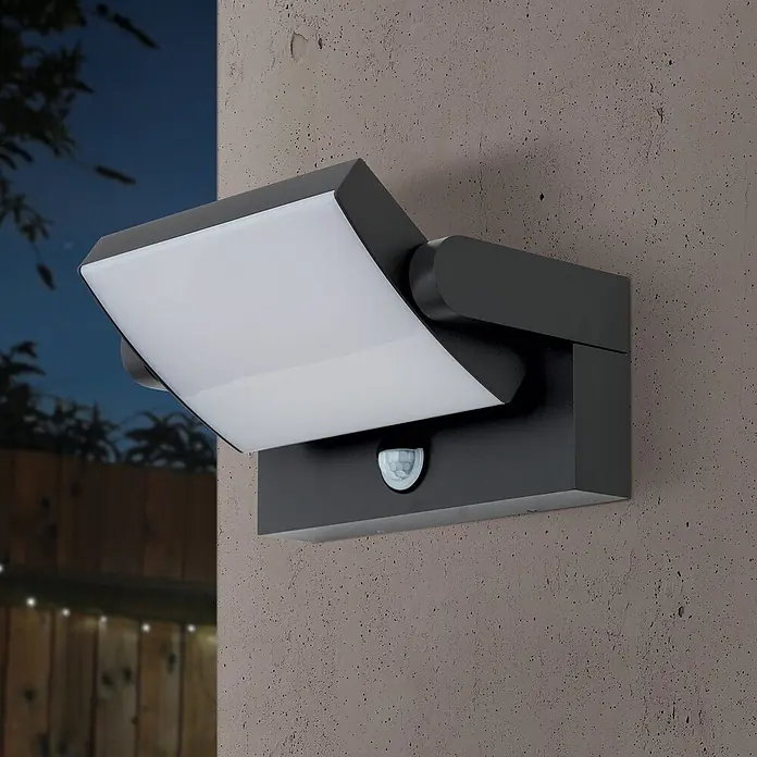 Orion Leuchten LED-Sensor-Außenwandleuchte Ginger - 21 W, L x B x H: 16 x 21 x 10 cm, Anthrazit, Opal, Warmweiß - Dunkelgraue Außenwandleuchte mit weißem Diffusor und Bewegungsmelder, an Betonwand montiert.