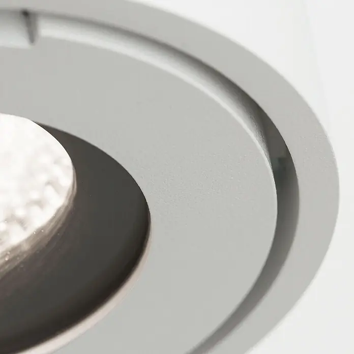 Orion Leuchten LED-Außenwandleuchte Harvey - 15 W, 10 x 10 x 10 cm, Weiß, Klar, IP65 - Nahaufnahme einer hellgrauen Einbauleuchte mit heller, weißer Lichtquelle.