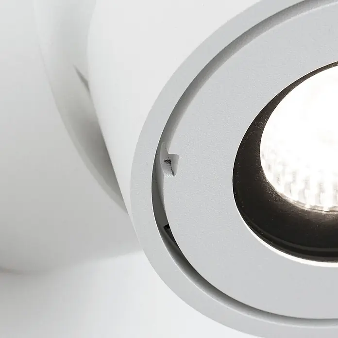 Orion Leuchten LED-Außenwandleuchte Harvey - 15 W, 10 x 10 x 10 cm, Weiß, Klar, IP65 - Nahaufnahme eines weißen, texturierten verstellbaren LED-Strahlers mit sichtbarer heller Lichtquelle.