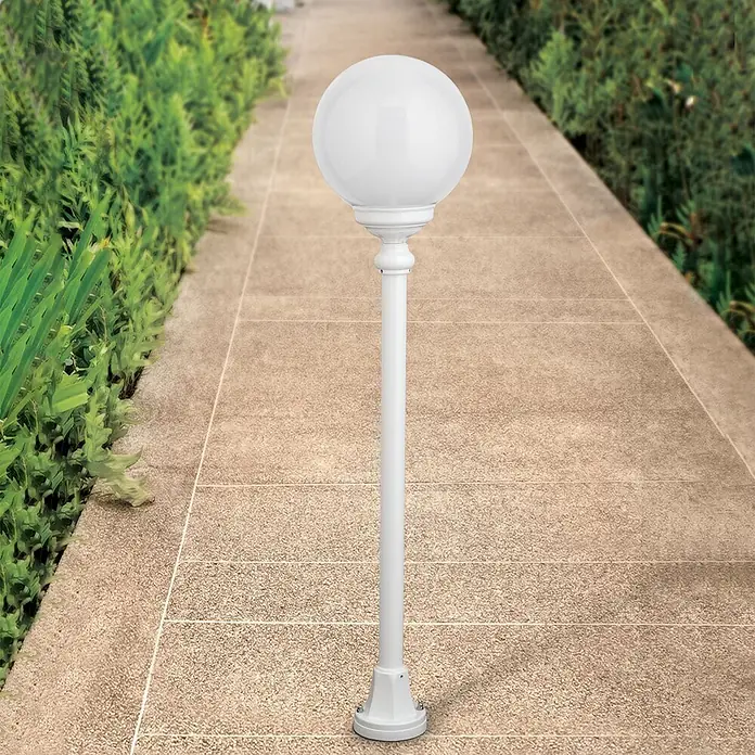 Orion Leuchten Außenlaterne Reika - 60 W, Farbe Gehäuse: Weiß, 25 x 25 x 110 cm, Ohne Leuchtmittel - Weiße Kugelleuchte auf einem gepflasterten Gartenweg mit üppigen grünen Hecken.