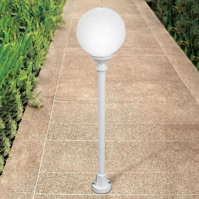Orion Leuchten Außenlaterne Reika - 60 W, Farbe Gehäuse: Weiß, 25 x 25 x 110 cm, Ohne Leuchtmittel - Weiße kugelförmige Außenstehleuchte auf gepflastertem Weg mit Grün.