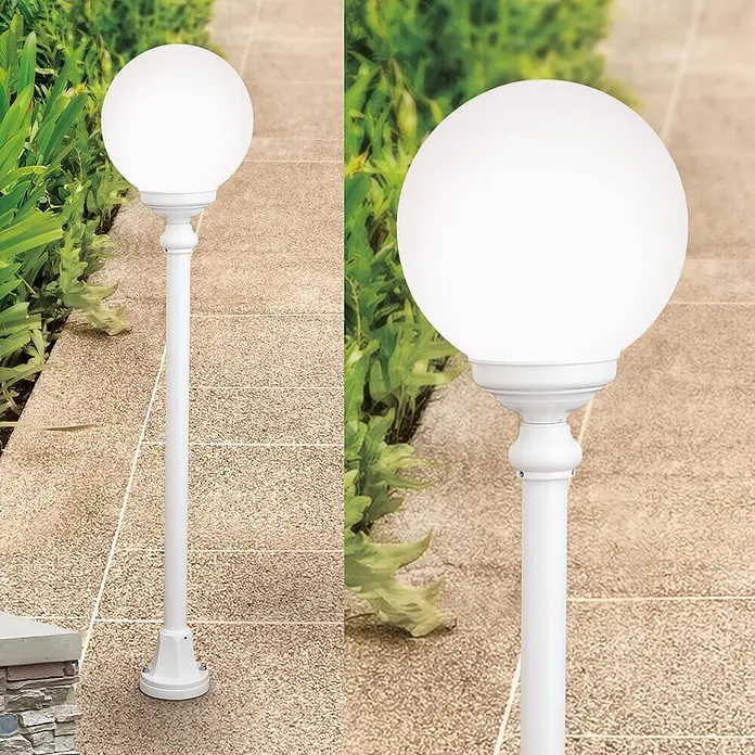 Orion Leuchten Außenlaterne Reika - 60 W, Farbe Gehäuse: Weiß, 25 x 25 x 110 cm, Ohne Leuchtmittel - Weiße Kugelleuchte auf hohem weißem Mast, im Garten neben einem gepflasterten Weg.