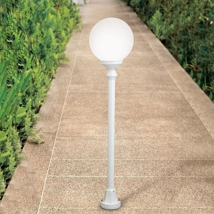 Orion Leuchten Außenlaterne Reika - 60 W, Farbe Gehäuse: Weiß, 25 x 25 x 110 cm, Ohne Leuchtmittel - Weiße kugelförmige Außenleuchte auf einem Gartenweg.