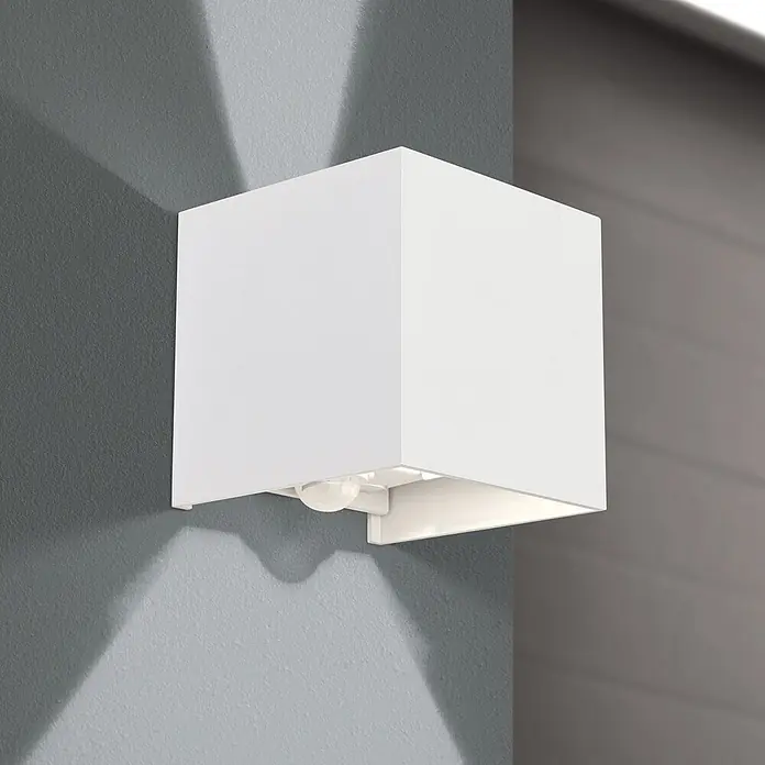 Orion Leuchten LED-Sensor-Außenwandleuchte Cube - 13 W, L x B x H: 10 x 10 x 10 cm, Weiß, Klar, Warmweiß - Weiße, würfelförmige Außenwandleuchte mit Bewegungsmelder an grauer Wand, Licht nach unten strahlend.