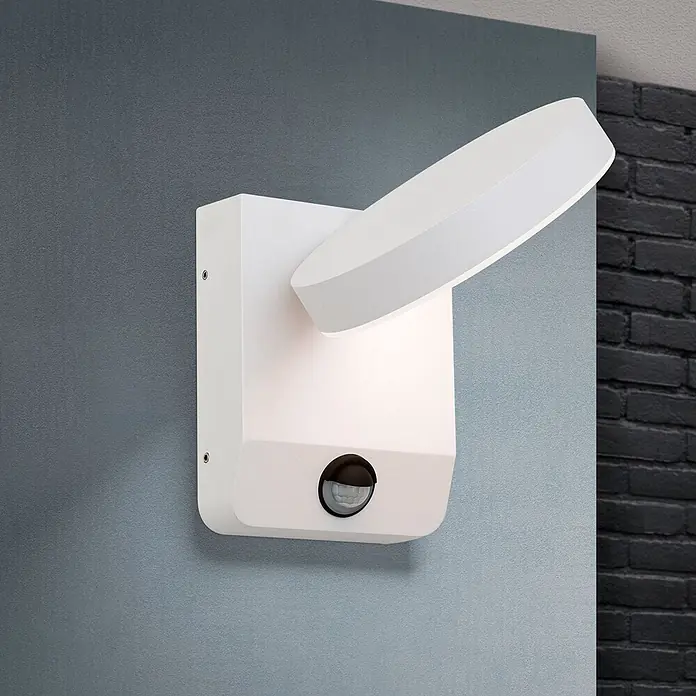 Orion Leuchten LED-Sensor-Außenwandleuchte Hendryk - 21 W, L x B x H: 20 x 12 x 16 cm, Weiß, Opal, Warmweiß - Moderne weiße Außenwandleuchte mit schwenkbarem ovalem LED-Element und integriertem Bewegungsmelder an einer Wand.