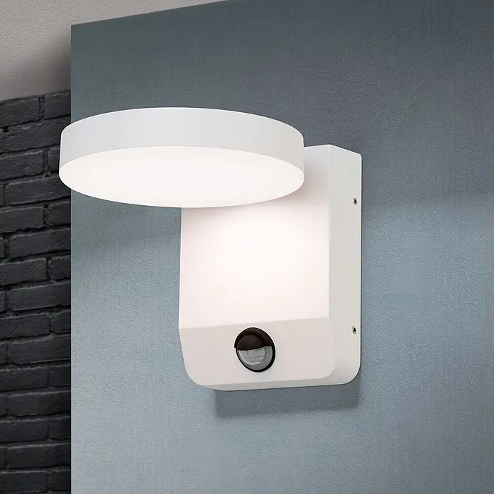 Orion Leuchten LED-Sensor-Außenwandleuchte Hendryk - 21 W, L x B x H: 20 x 12 x 16 cm, Weiß, Opal, Warmweiß - Weiße Wandleuchte mit rundem Diffusor oben und Bewegungsmelder, an dunkler Wand montiert, hell leuchtend.