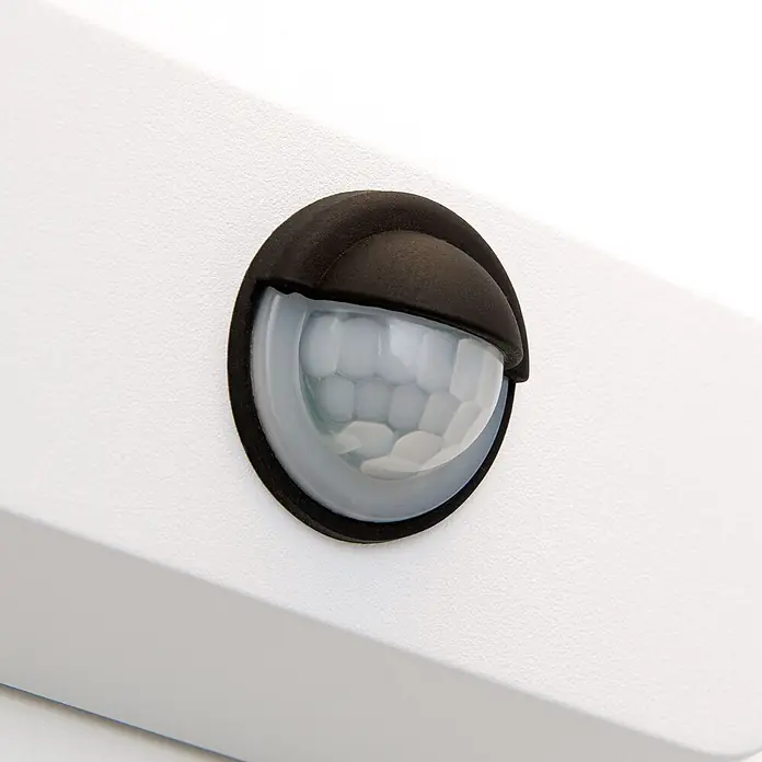 Orion Leuchten LED-Sensor-Außenwandleuchte Hendryk - 21 W, L x B x H: 20 x 12 x 16 cm, Weiß, Opal, Warmweiß - Nahaufnahme eines runden Bewegungssensors mit dunkelbraunem Gehäuse und einer durchscheinenden, facettierten Linse.