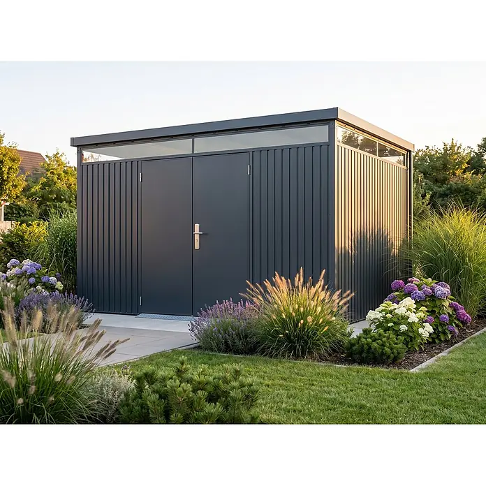StarLine Metall Gerätehaus Solidum 11,4 m² - Außenbreite inkl. Dachüberstand: 394 cm, Außentiefe inkl. Dachüberstand: 314 cm, Metall, Anthrazit RAL 7016 - Moderner, dunkelgrauer Metall-Gartenschuppen mit durchscheinenden Paneelen und Doppeltüren, harmonisch in eine üppige Gartenlandschaft integriert.