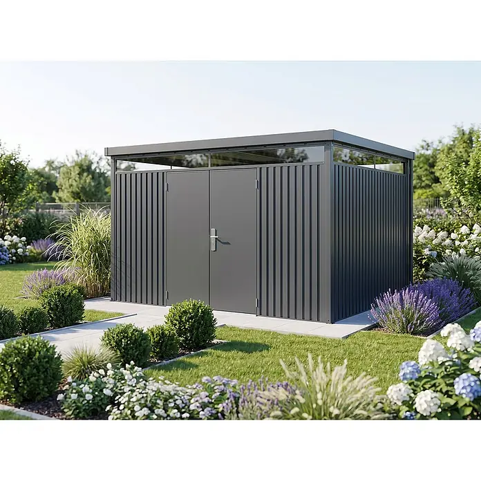 StarLine Metall Gerätehaus Solidum 11,4 m² - Außenbreite inkl. Dachüberstand: 394 cm, Außentiefe inkl. Dachüberstand: 314 cm, Metall, Anthrazit RAL 7016 - Moderner dunkelgrauer Metall-Gartenschuppen mit Glaspaneelen oben, in einem üppigen grünen Garten.