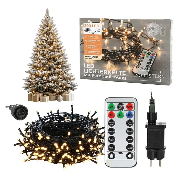 Nordstern LED-Lichterkette Basis-Set - Außen, Lichtfarbe: Warmweiß, Anzahl Leuchtmittel: 200 Stk., Netzbetrieben - Warmweiße LED-Lichterkette mit Fernbedienung und Netzadaptern, präsentiert mit Verpackung und an einem geschmückten Weihnachtsbaum.